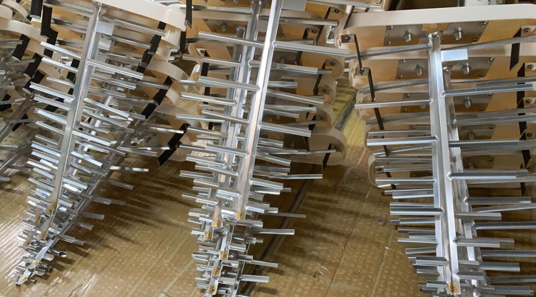 Wide-Band Log Periodic Yagi Antenna
