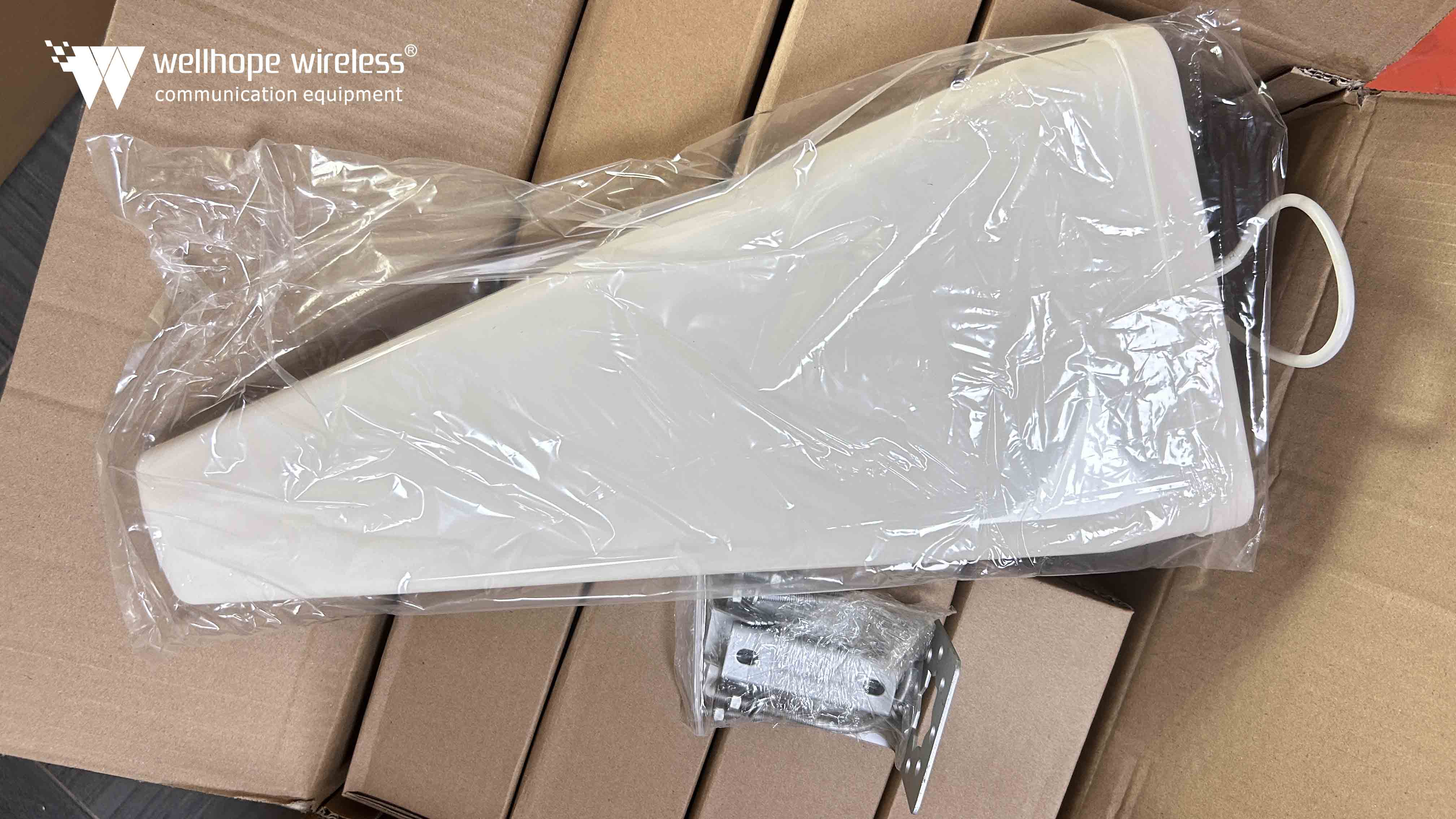 2024-6-18 5G log periodic antenni WH-5G-D12 500PCS laivalla