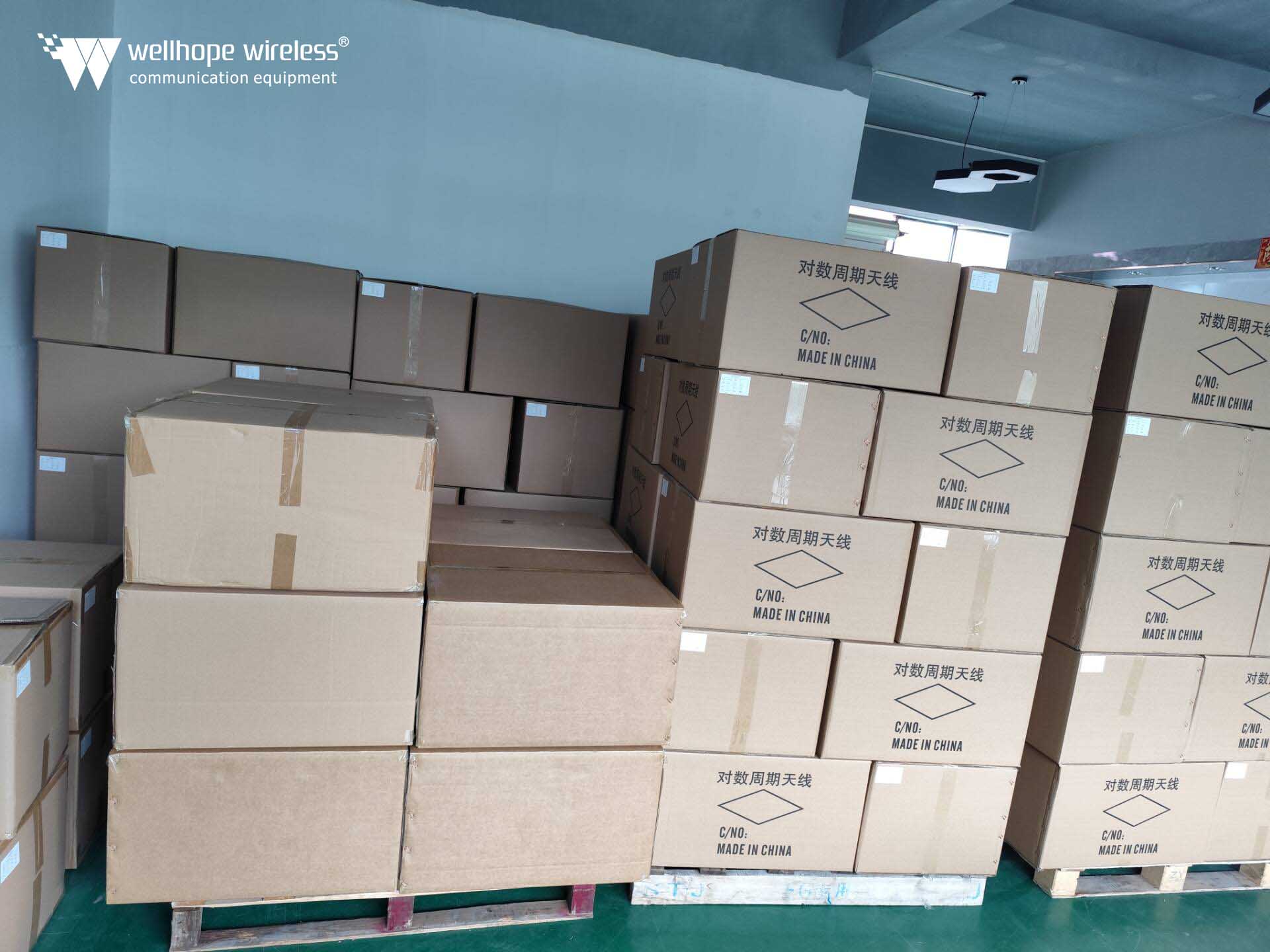 2024-12-12 5G 400-7000MHz paneeliantenni WH-5G-CD15X2 100PCS ja 5G omni antenni WH-5G-MM6X2 laivalla